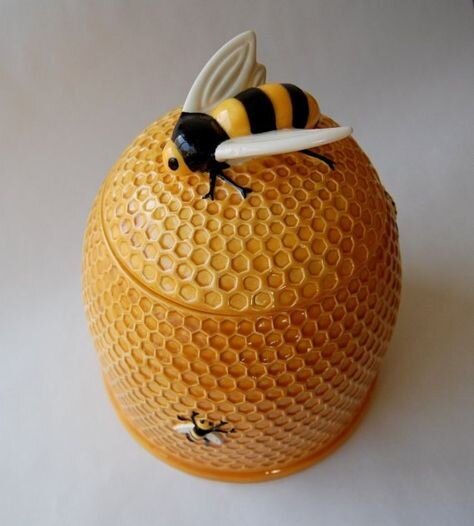 ?Check out these Adorable Honey Pots &amp; Jars !! Bee &amp; Beehive Things We LOVE