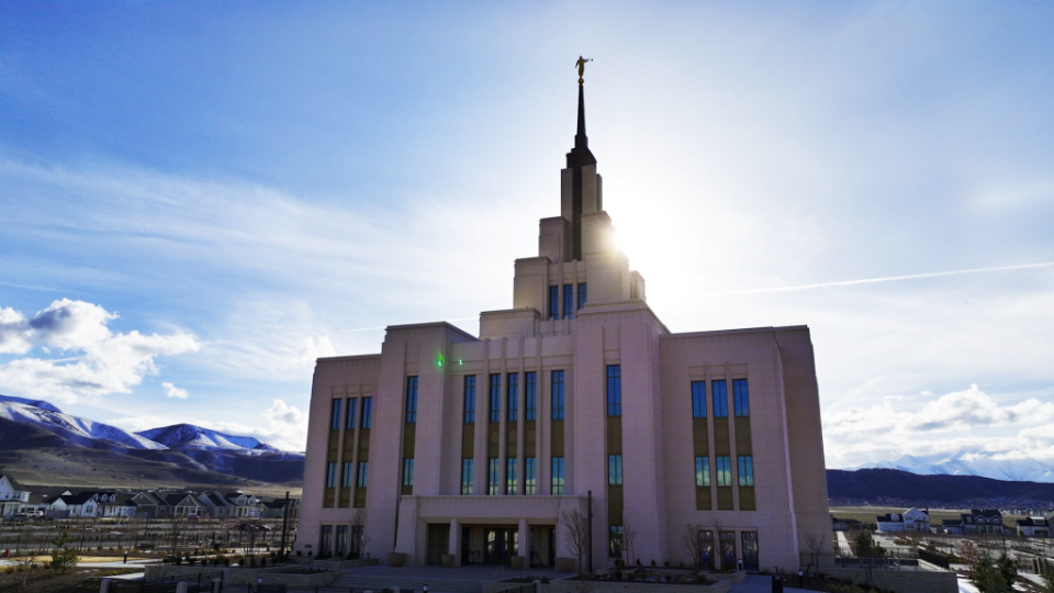 Featured image for “Saratoga Springs Utah Temple Begins Public Open House”