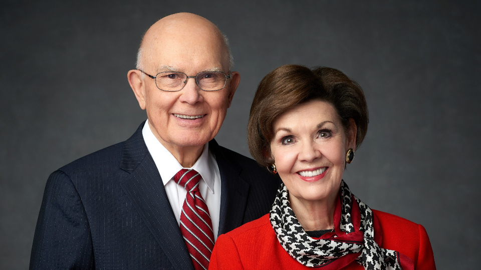 Featured image for “President Oaks Urges Young Adults to ‘Be of Good Cheer’ in Their Challenges”